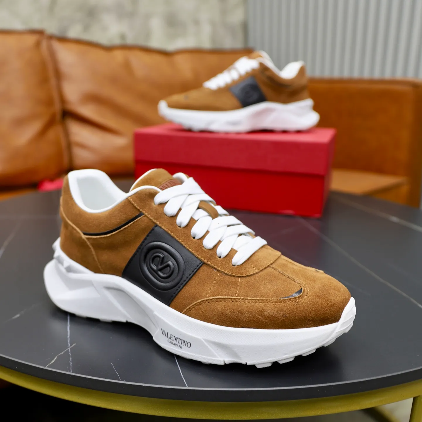 Ex-factory price: 440💰VALENTINO/Valentino Men's latest low-top thick-soled sports shoes are shipped. Made with heavy industry, men's fine casual sports shoes, versatile style. Original leather, rubber lines embellished with geometric segmented uppers, hand-sewn with precision, novel and fashionable style, rubber soles with rivet details on the front and back, VALENTINO GARAVANI LOGO printed on the side, and Valentino Garavani decorative inlay on the tongue. Logo, comfortable, breathable and durable on the feet! Comes with full original packaging! Code number: 38-39-40-41-42-43-44 (45 can be customized)
